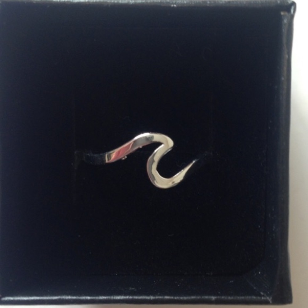 NWT 925 Silver Beachy Wave Ring - Picture 4 of 4